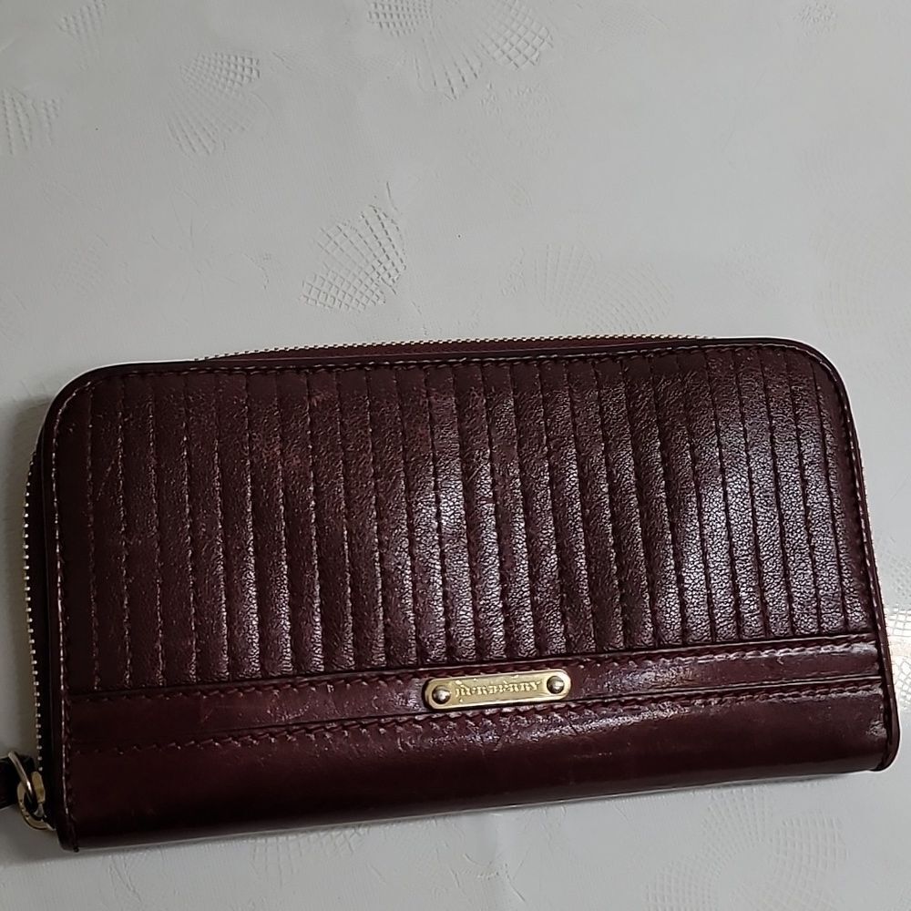 Burberry Quilted Leather Zip Around Wallet In Burgandy - Picture 4 of 12